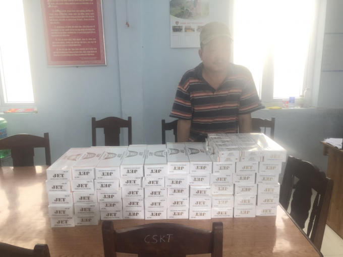 Lái xe khách 73B - 007.35 chở theo 530 bao thuốc lá JET và 3 thùng xốp đựng 180 kg thực phẩm gia súc không có hóa đơn, chứng từ nguồn gốc xuất xứ và không có giấy chứng nhận kiểm dịch