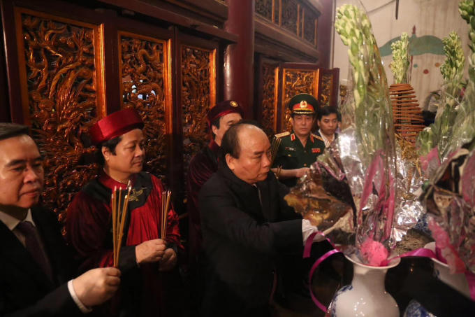 Thủ tướng Nguyễn Xuân Phúc dâng hương trong cung tại Điện Kính Thiên trên đỉnh núi Nghĩa Lĩnh.