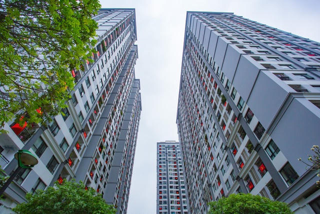 Cờ đỏ sao vàng tràn ngập trên các căn hộ ở khu đô thị. “Ban quản lý toà nhà phát cho mỗi căn hộ 1 lá cờ rồi khuyến khích mọi người treo để kỷ niệm 45 năm Ngày Giải phóng miền Nam thống nhất đất nước. Tất nhiên, ai nấy đều hưởng ứng để thể hiện niềm tự hào dân tộc.”, chị Nguyễn Thị Hằng (42 tuổi), cư dân sống tại khu đô thị này chia sẻ.