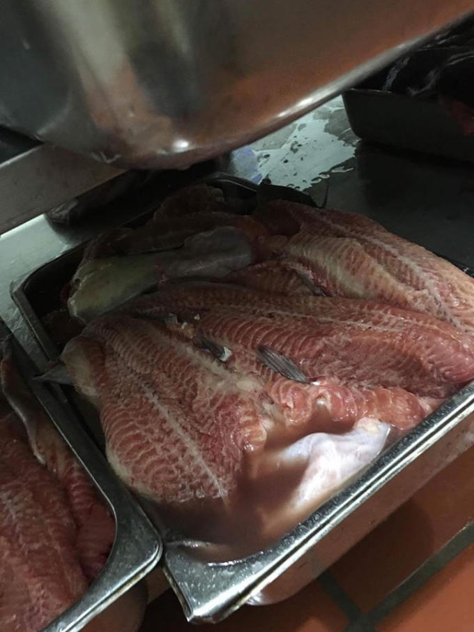 Món cá chuẩn bị được đưa vào chế biến trong bếp ăn bán trú của trường. Ảnh: phụ huynh cung cấp.