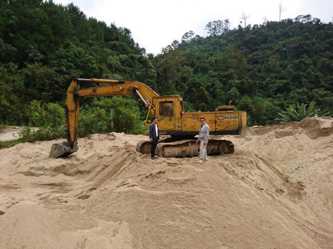 Khoảng 900m3 cát cùng tang vật bị bắt.