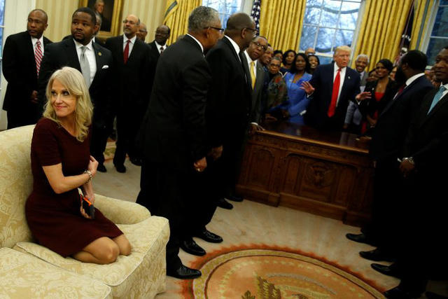 Tổng thống Trump đón tiếp chủ tịch và lãnh đạo của các trường đại học và cao đẳng da màu trên toàn nước Mỹ tại Phòng Bầu Dục. Bà Kellyanne Conway, cố vấn cấp cao của ông Trump, đang ngồi trên ghế sofa.