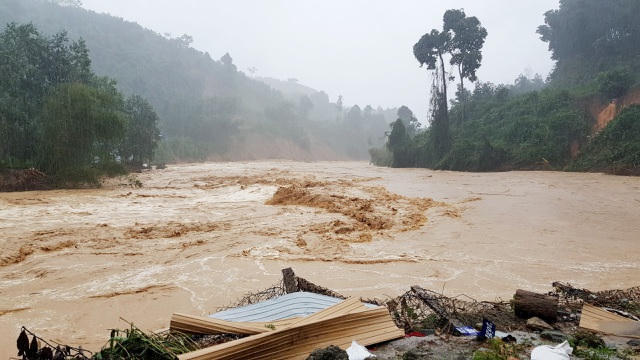 Nước lũ đục ngầu cuồn cuộn chảy ra Sông Tranh