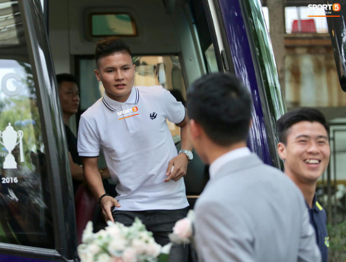 Quang Hải, Đình Trọng cùng nhiều đồng đội không hẹn mà gặp, cùng nhau diện áo phông trắng cực bảnh bao.