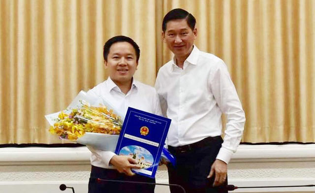 Ông Từ Lương (bên trái) vừa được bổ nhiệm Phó Giám đốc Sở Thông tin - Truyền thông TP HCM.