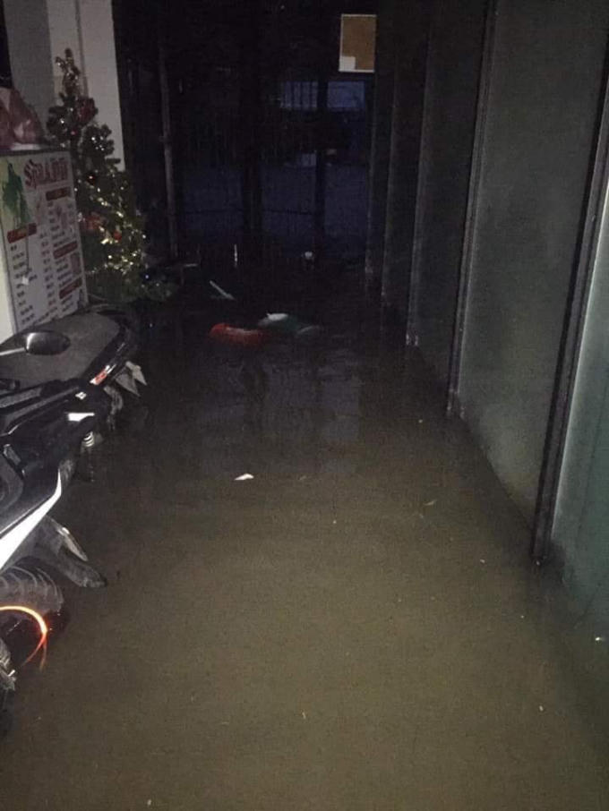 Mưa lớn từ nửa đêm 8/12 và đến khoảng 4h sáng 9/12 đã ngập sâu trên nhiều tuyến phố tại trung tâm thành phố.