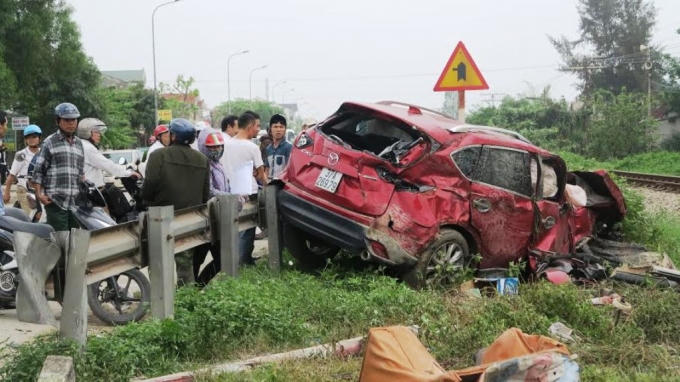Toàn cảnh vụ xế hộp CX5 bị tàu tông nát bét