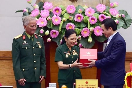Phó Thủ tướng Vương Đình Huệ trao quà tới đại biểu người có công với cách mạng tỉnh Kiên Giang. (Ảnh: VGP).