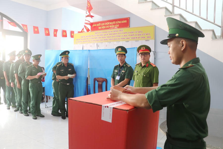 Chiến sĩ Đồn Biên phòng Hòn Chuối thực hiện bỏ phiếu bầu cử.