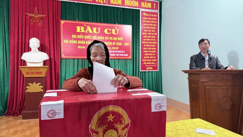 Cụ Đỗ Thị Sách (105 tuổi), ở thôn Tân Tiến, xã Tân Quang là người bỏ lá phiếu đầu tiên.