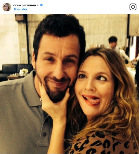 Drew Barrymore không ngần ngại làm “mặt xấu” khi selfie cùng bạn diễn Adam Sandler trong bộ phim đình đám “50 lần hẹn đầu tiên”.
