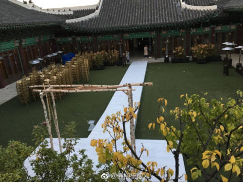 Đến chiều tối, lễ đường ngoài trời về cơ bản đã được dựng xong và trải thảm trắng.