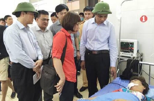 Lãnh đạo tỉnh Quảng Ninh thăm hỏi các nạn nhân trong vụ tai nạn.