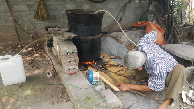 Sau khi ủ khoảng 7 ngày ở chum thì tiến hành nấu chưng cất rượu. “Bà con chú ý trong quá trình nấu không được nấu lửa quá to vì sẽ làm mất đi độ ngon của rượu” – ông Ruệ tiết lộ.