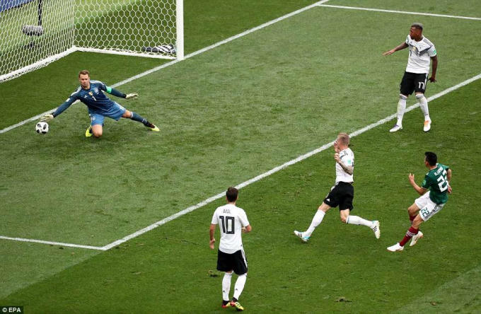 ...sau pha dứt điểm đầy quyết đoán của Hirving Lozano.