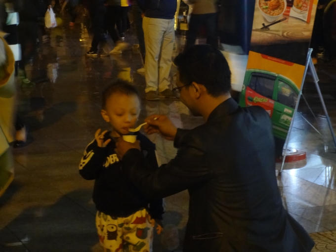 Không chỉ có các bạn trẻ tham gia lễ hội ẩm thực này, rất nhiều các em nhỏ cũng được bố mẹ cho đi.