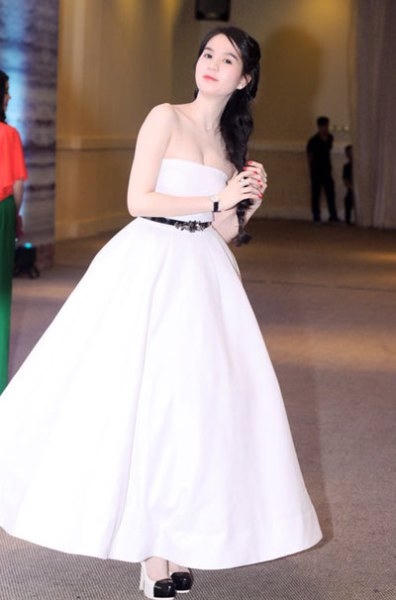 Chiếc váy này có lẽ nên dài hẳn xuống để che đi đôi giày không mấy ăn nhập với chiếc váy này?