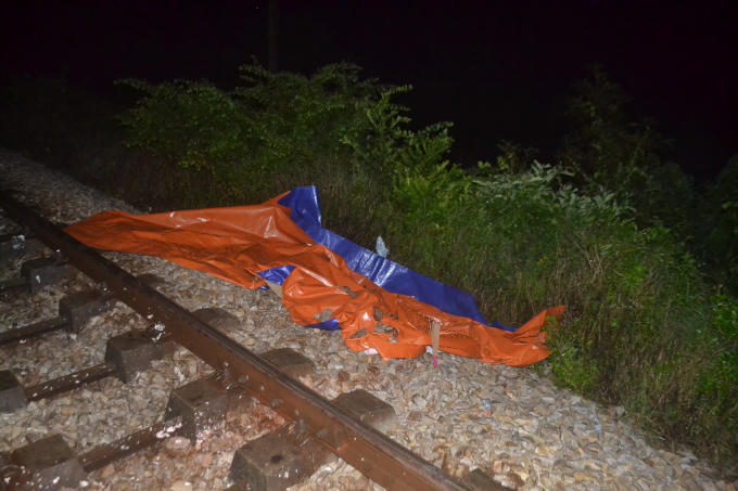 Đang đi bộ trên đường ray người đàn ông bất ngờ bị tàu hỏa lao đến tông chết tại chỗ.