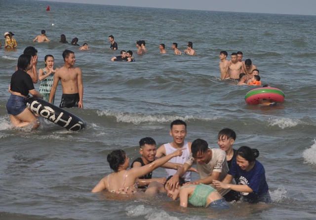 Nhiều nhóm du khách, đặc biệt là người trẻ, xả hơi sau một thời gian dài thực hiện cách ly xã hội.