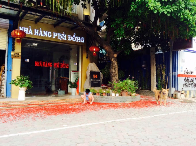 Nhà hàng Phù Đổng nằm ngay trên phố Thái Hà (Đối diện Trung tâm chiếu phim Quốc Gia).