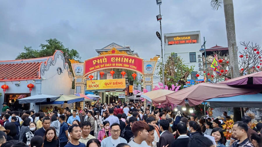 Hàng vạn người đổ về chợ “mua may, bán rủi” Viềng Xuân- Phủ Dầy