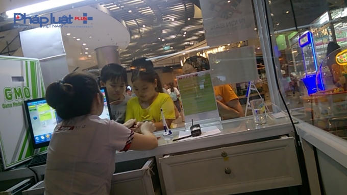 Thậm chí các nhân viên bán hàng còn trực tiếp bán đồng xu cho trẻ nhỏ.