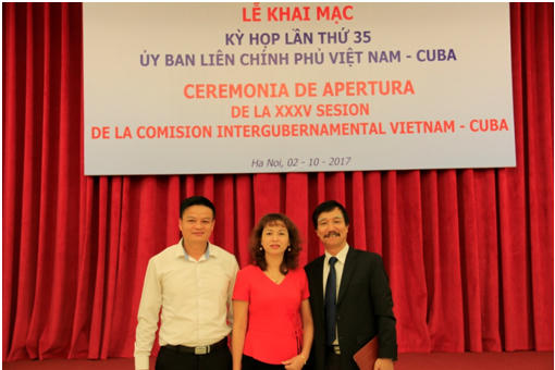 Lãnh đạo HT Pharma cùng ông Đỗ Văn Đông – Phó cục trưởng Cục quản lý Dược – Bộ Y tế (ngoài cùng bên phải).