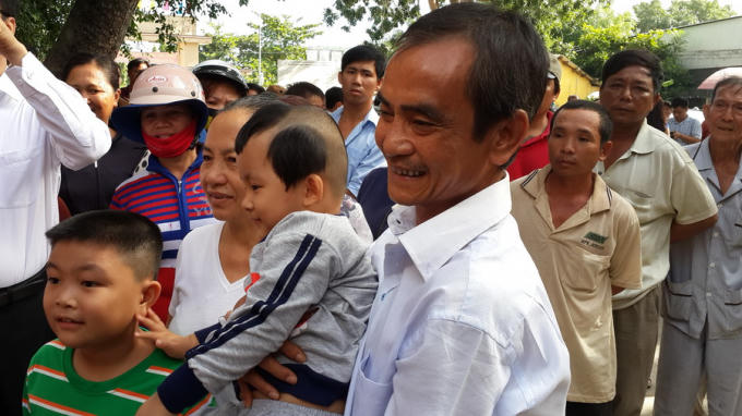 Ông Nén và cháu nội đến buổi xin lỗi của cơ quan tố tụng - Ảnh: Nguyễn Nam