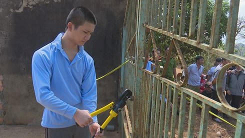 Một trong số các đối tượng dùng kìm cộng lực phá khóa cửa.