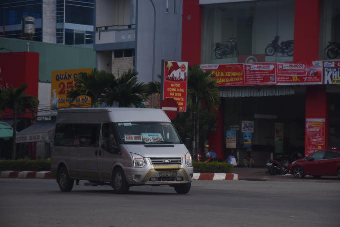 Xe Bình Minh “gắn mác” báo Tuổi Trẻ ngang nhiên lộng hành.