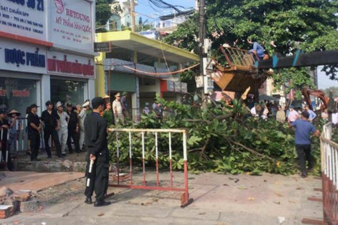 Lực lượng chức năng tổ chức cưỡng chế giải phóng mặt bằng phục vụ thi công dự án mở rộng ngã tư Loong Toòng, TP Hạ Long.