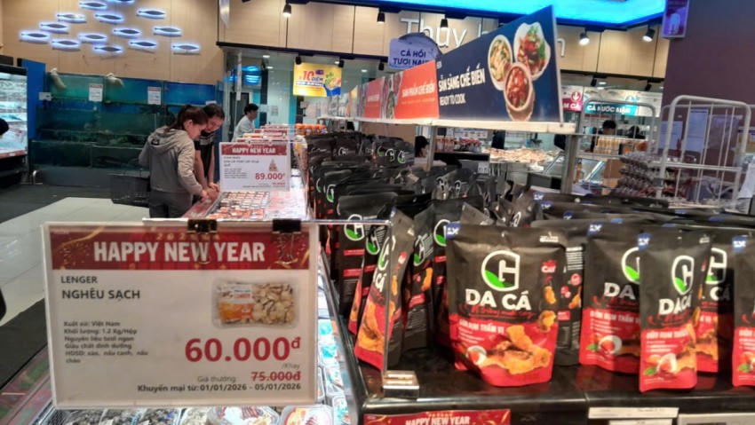 Nhiều mặt hàng thiết yếu và các nhóm sản phẩm phục vụ nhu cầu biếu tặng đầu năm được khuyến mại với mức giảm sâu.