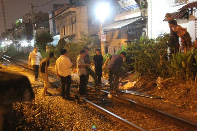 Lực lượng chức năng quận Phú Nhuận khám nghiệm hiện trường.