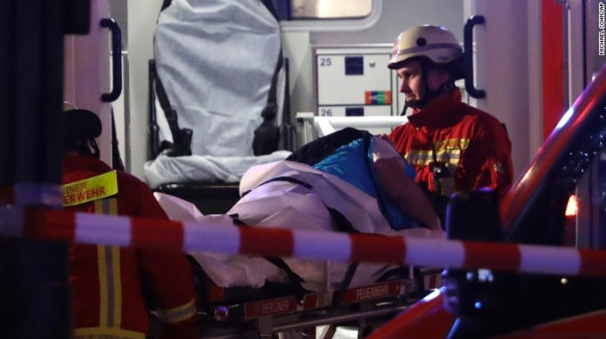 “Chúng tôi nghe thấy một tiếng nổ lớn khi tham gia lễ thắp nến giáng sinh, rồi chúng tôi bắt đầu thấy một chiếc xe tải đâm thẳng vào các quầy hàng, giữa mọi người. Tôi thấy nhiều người bị thương nằm la liệt ở vỉa hè. Tôi nghĩ chiếc xe đã lao đến với tốc độ 65km/h và không có dấu hiệu dừng lại”, Emma Rushton, một khách du lịch người Anh nói với CNN. (Ảnh: CNN)