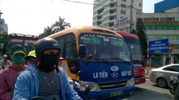 Cũng như c&aacute;c bến xe, c&aacute;c tuyến đường đều chật cứng người, phương tiện. Trong ảnh c&aacute;c xe kh&aacute;ch đang