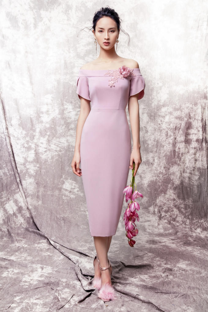 Mẫu v&aacute;y l&agrave; sự kết hơp giữa sự gợi cảm v&agrave; thanh lịch. Thiết kế xẻ ngực s&acirc;u phối đắp ren lưới hoạ tiết phần th&acirc;n v&aacute;y v&ocirc; c&ugrave;ng độc đ&aacute;o. B&ecirc;n cạnh đ&oacute;, vẻ thanh lịch của người mặc vẫn được t&ocirc;n l&ecirc;n bởi t&ocirc;ng hồng pastel nữ t&iacute;nh.