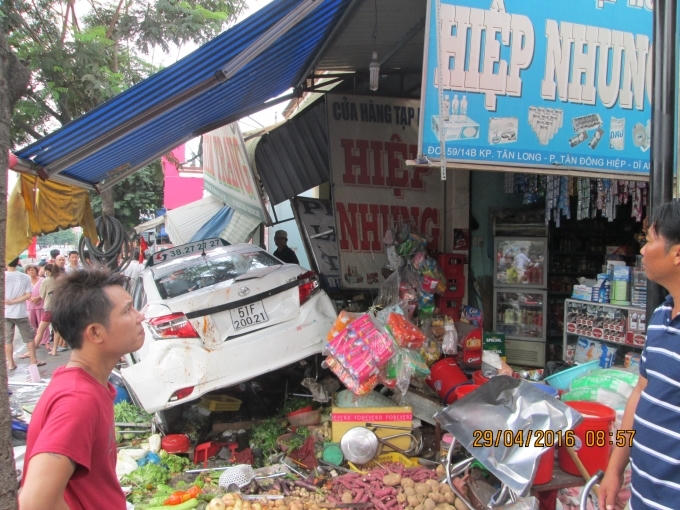 Taxi "điên lao" lên tiệm tạp hóa.