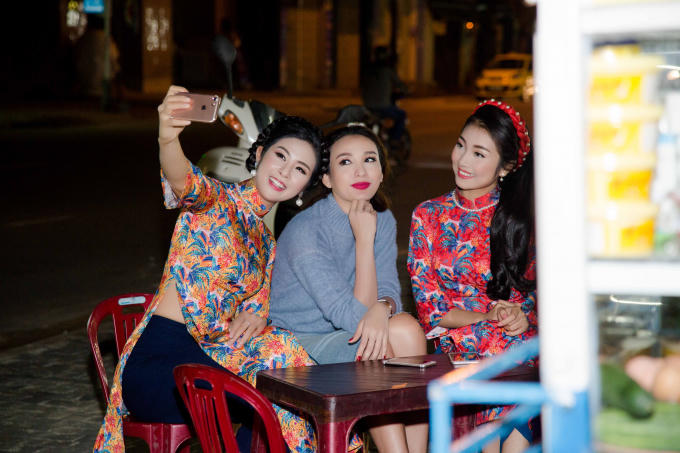 Cả ba thích thú ngồi ăn bánh căn, bánh mì tại một quán vỉa hè của phố cổ.