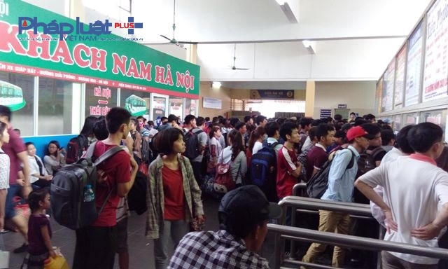 Bên trong nhà chờ, vẫn có khá đông người chờ mua vé để lên xe.