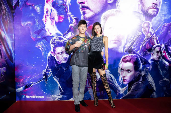 Nathan Lee lại dát kim cương ''từ đầu tới chân'', quấn quýt bên Phương Mai