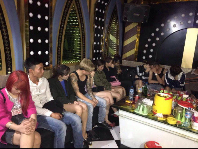Các đối tượng sử dụng trái phép chất ma túy tại quán karaoke “Fantasy”. (Ảnh: Công an Hà Nam)