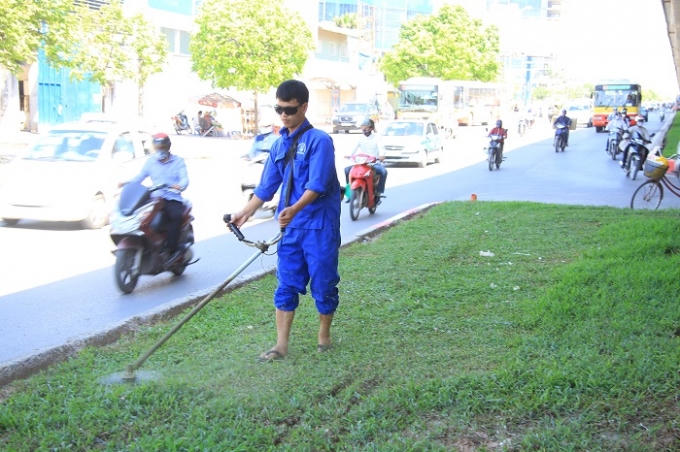 Sau đó lại tiếp tục với công việc của mình.