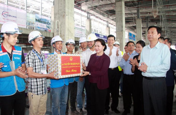 Đồng chí Nguyễn Thị Kim Ngân tặng quà động viên cán bộ, công nhân đang thi công Cảng hàng không quốc tế Vân Đồn.