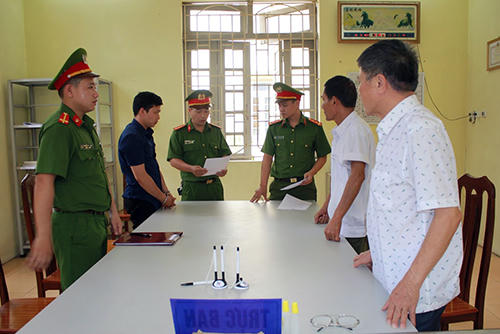 Cơ quan CSĐT Công an tỉnh Hòa Bình đọc lệnh bắt đối tượng Trần Văn Sơn, mặc áo sơ mi sẫm màu thứ 2 bên trái ảnh.