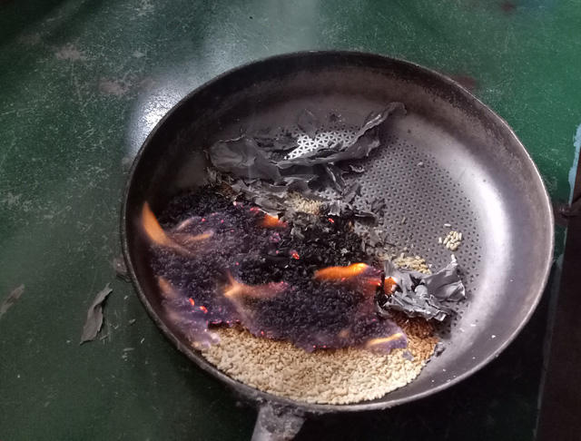 Sau khi rang sơ qua và mang đốt, số gạo hỗ trợ bắt lửa bốc cháy rất nhanh