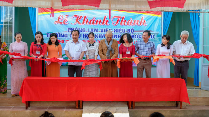 Căt băng khánh thành đưa vào sử dụng.