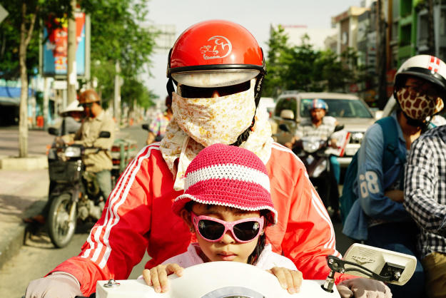 C&aacute;ch chị em &ldquo;chống nắng&rdquo; dưới g&oacute;c nh&igrave;n h&agrave;i hước của một &ldquo;&ocirc;ng T&acirc;y