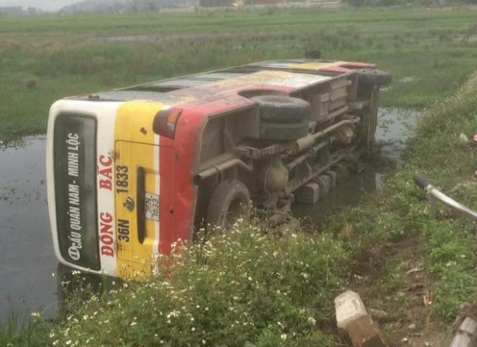 Do tránh chiếc xe công nông, tài xế xe buýt đánh lái sang bên mép đường, sau đó bị mất thăng bằng, lật nghiêng xuống ruộng.