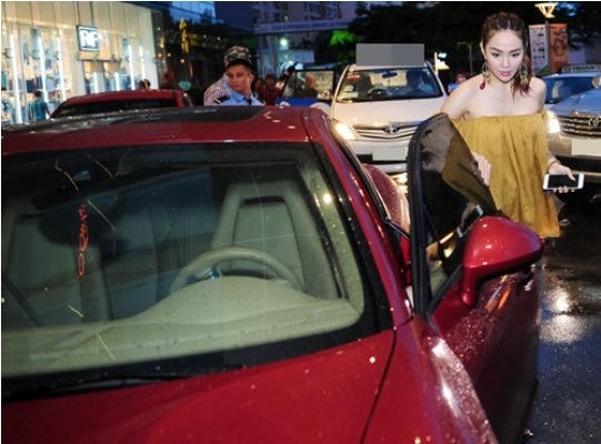 Minh Hằng lái xế hộp đến bữa tiệc sinh nhật.