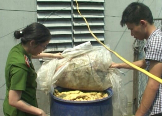 Hơn 2 tấn thực phẩm bẩn, bốc mùi hôi thôi vừa được Công an thành phố Huế kịp thời ngăn chặn trước khi "lọt" ra thị trường tiêu thụ
